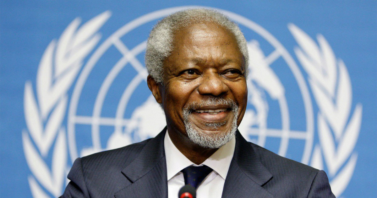Kofi Annan sonríe en una rueda de prensa celebrada en la sede de Naciones Unidas © Twitter / @AnaTeresitaGF