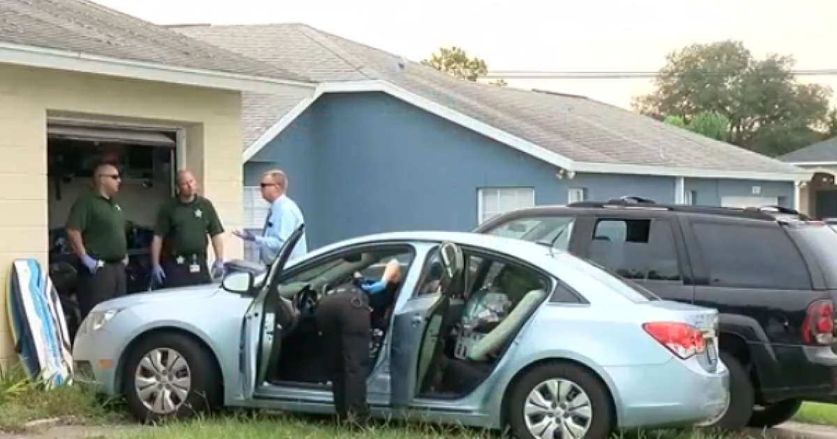 El carro estaba estacionado en las afueras de la casa © Captura de video / ABC