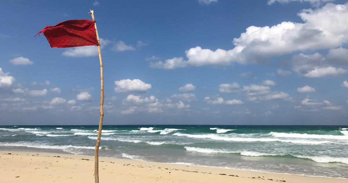 Playa cubana con bandera roja © CiberCuba