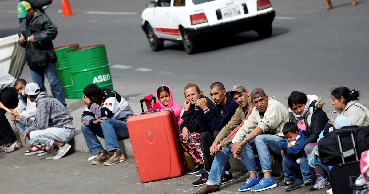 Venezolanos, a la espera de entrar en Colombia. © Reuters / Luisa González