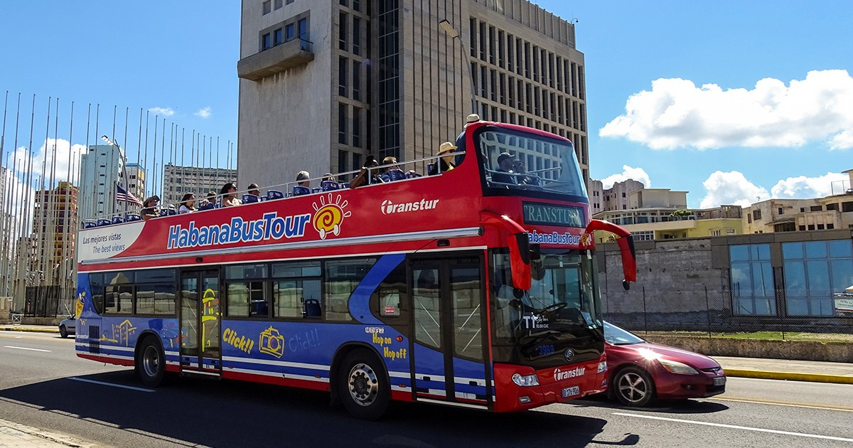 Turistas recorren La Habana en un bus turístico. © CiberCuba