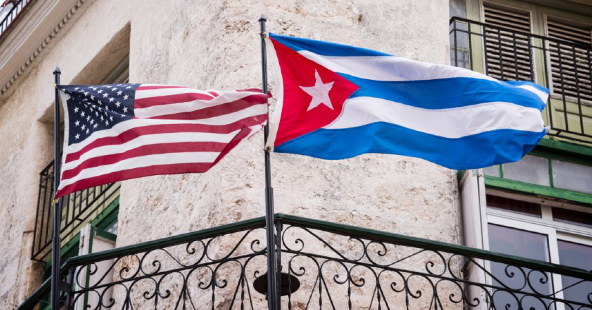 Banderas de Estados Unidos y Cuba. © CiberCuba