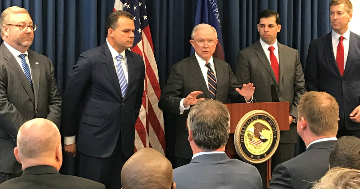 En el centro, el fiscal general, Jeff Sessions. © Departamento de Justicia / Twitter