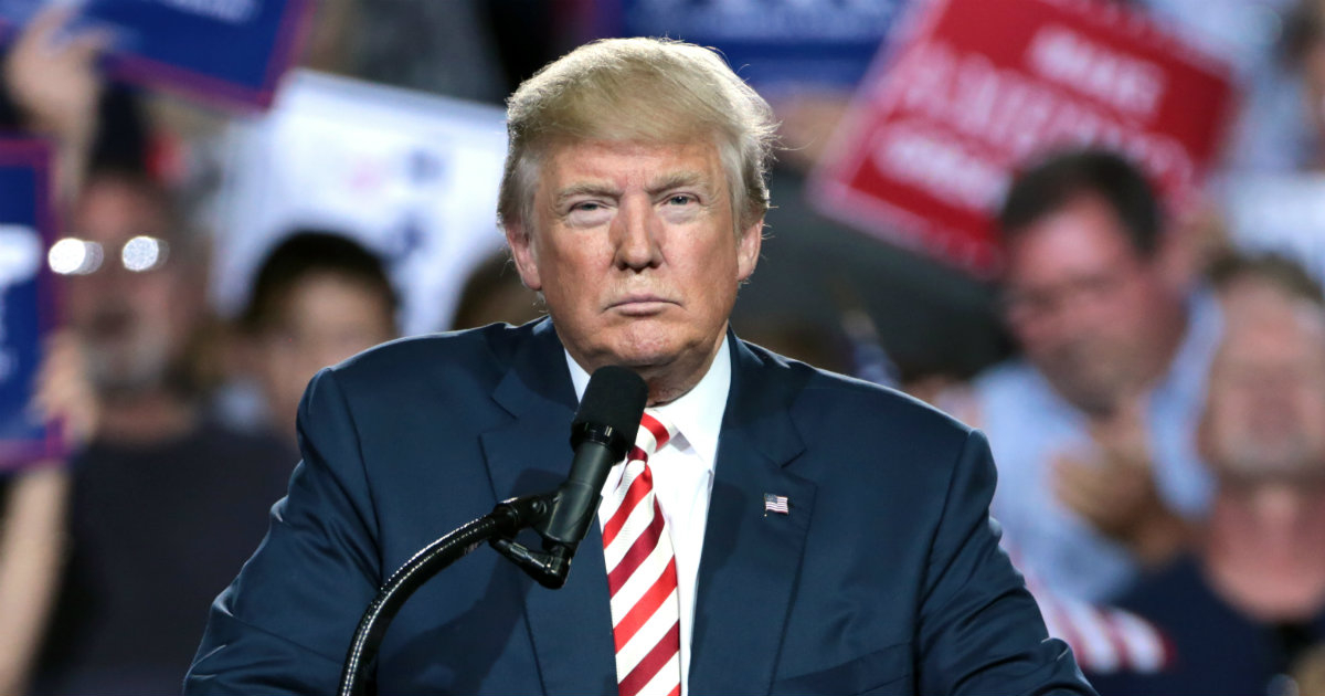 El presidente Trump, con el rostro serio durante un acto electoral. © Wikimedia Commons