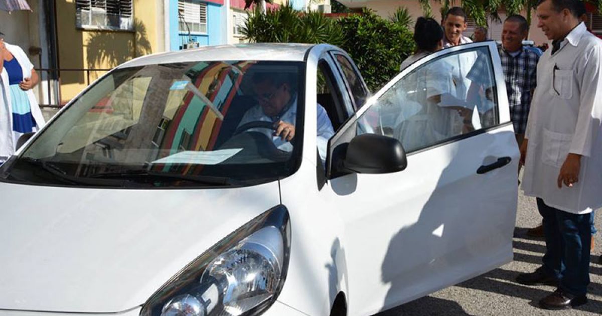 El doctor Eloy Verdecia Silva recibe el auto de regalo en Holguín © Ahora