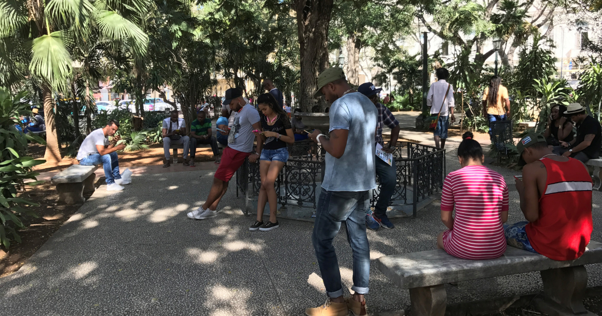 Cubanos se conectan a Internet en un parque © CiberCuba