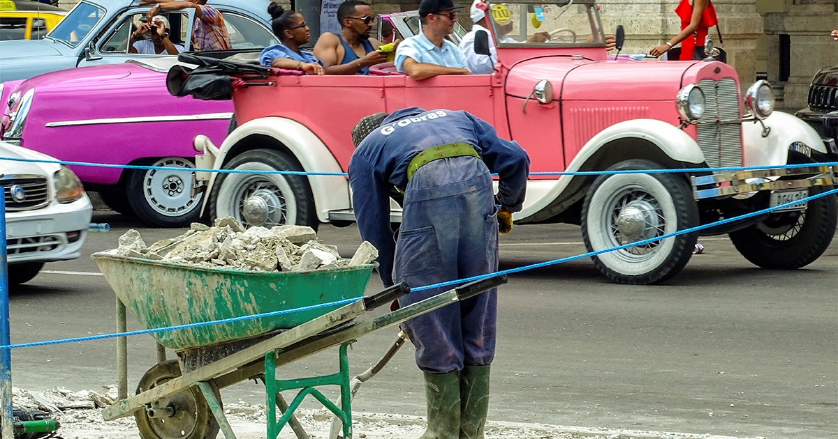 Obrero trabajando en plena calle de La Habana © CiberCuba