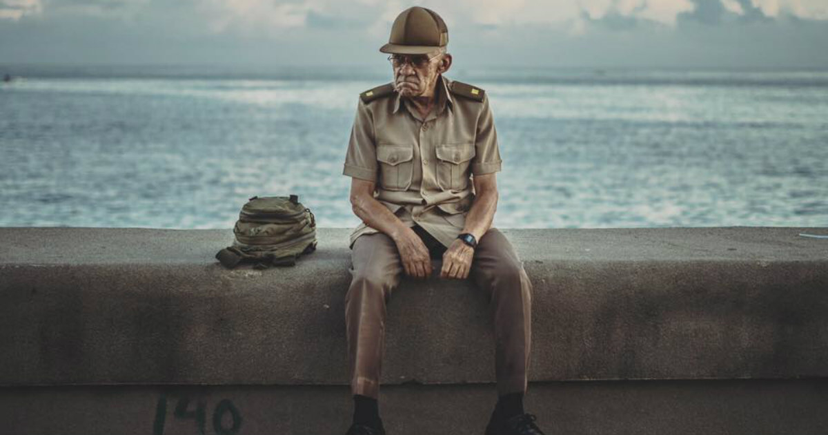 Foto viral de un militar cubano sentado en el Malecón. © Jorge Luis Toledo.