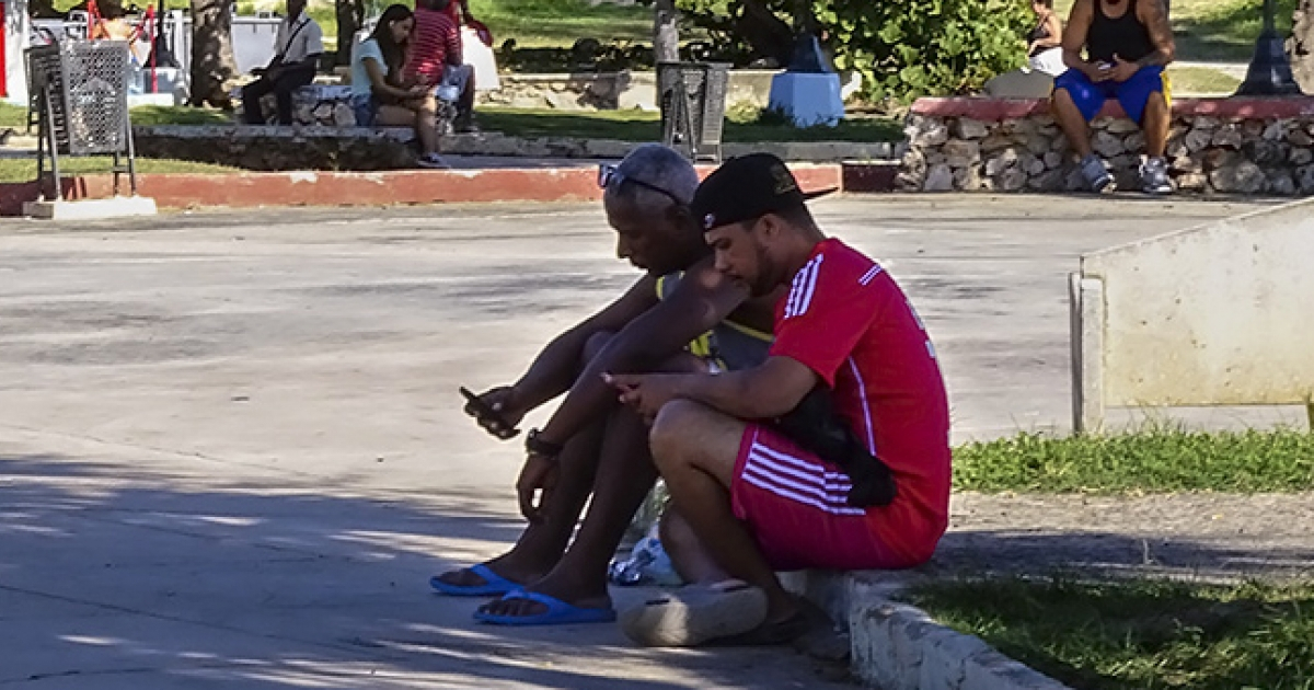 Cubanos usando sus celulares. © CiberCuba