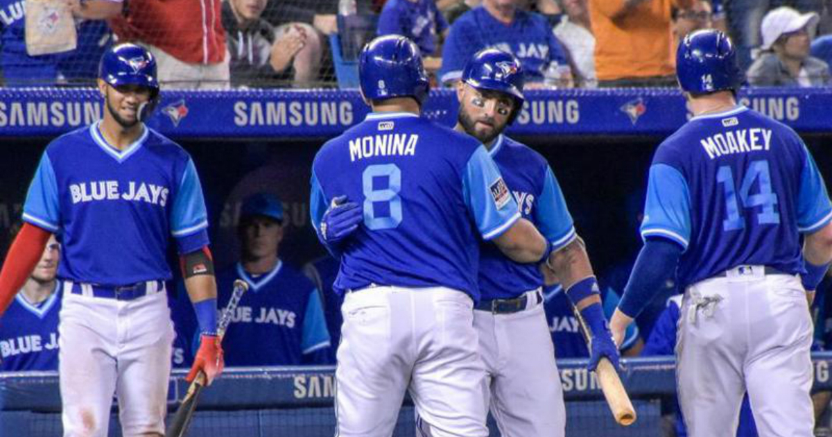 Kendrys ("Monina") es saludado por sus compañeros en home plate. © Toronto Blue Jays/Twitter.