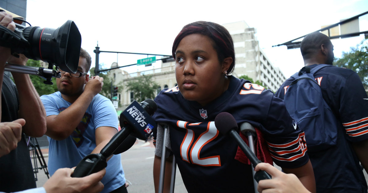 La joven Taylor Poindexter atiende a la prensa en Jacksonville tras el tiroteo © REUTERS/Joey Roulette