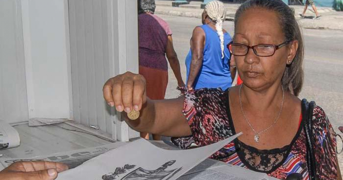 Mujer cubana compra proyecto de la Constitución © Granma / Dunia Álvarez Palacios