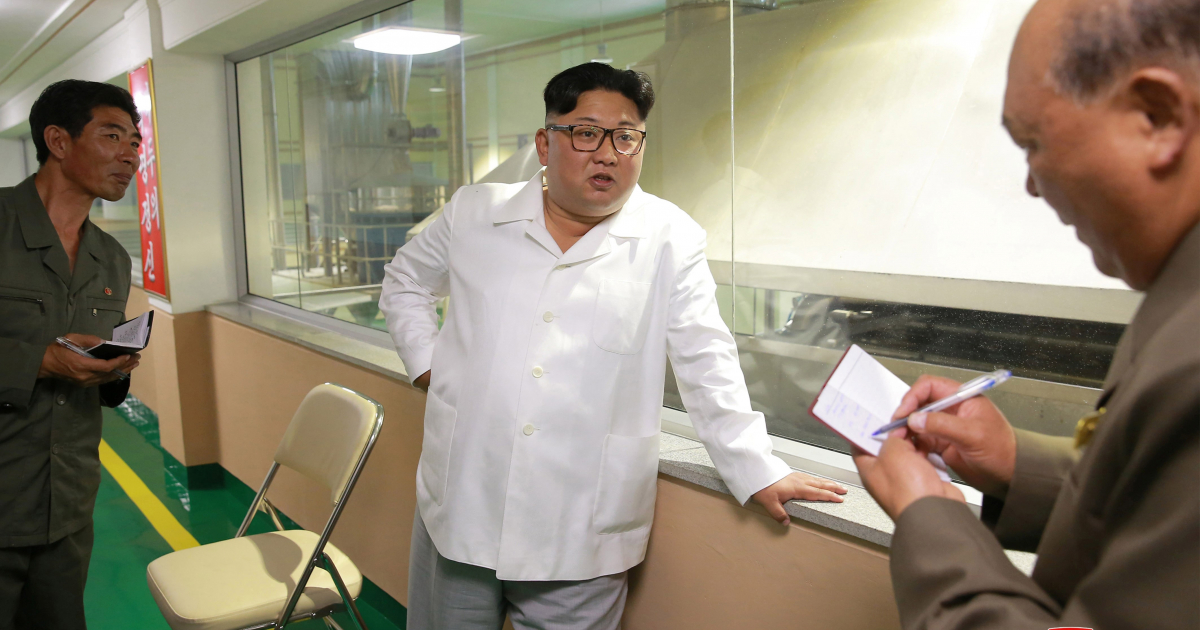 Kim Jong-un inspecciona una fábrica en Samjiyon © KCNA/ vía REUTERS