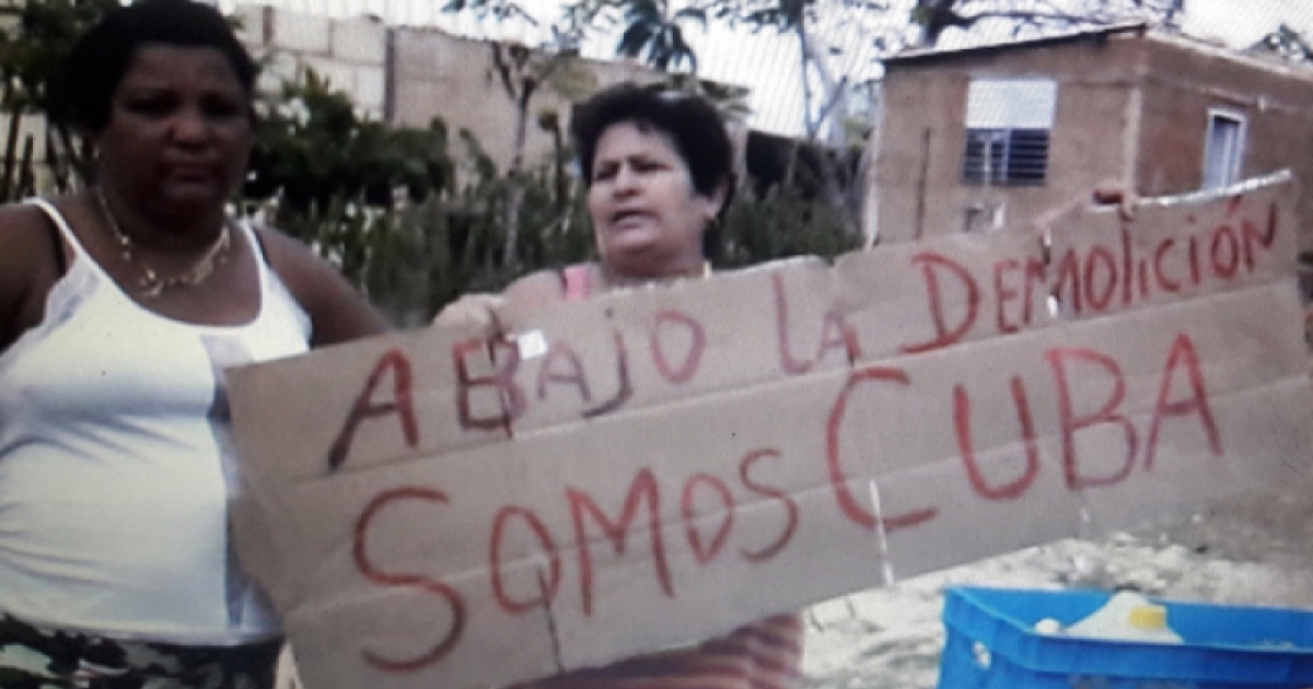 Vecinos protestando contra las demoliciones © Diario de Cuba