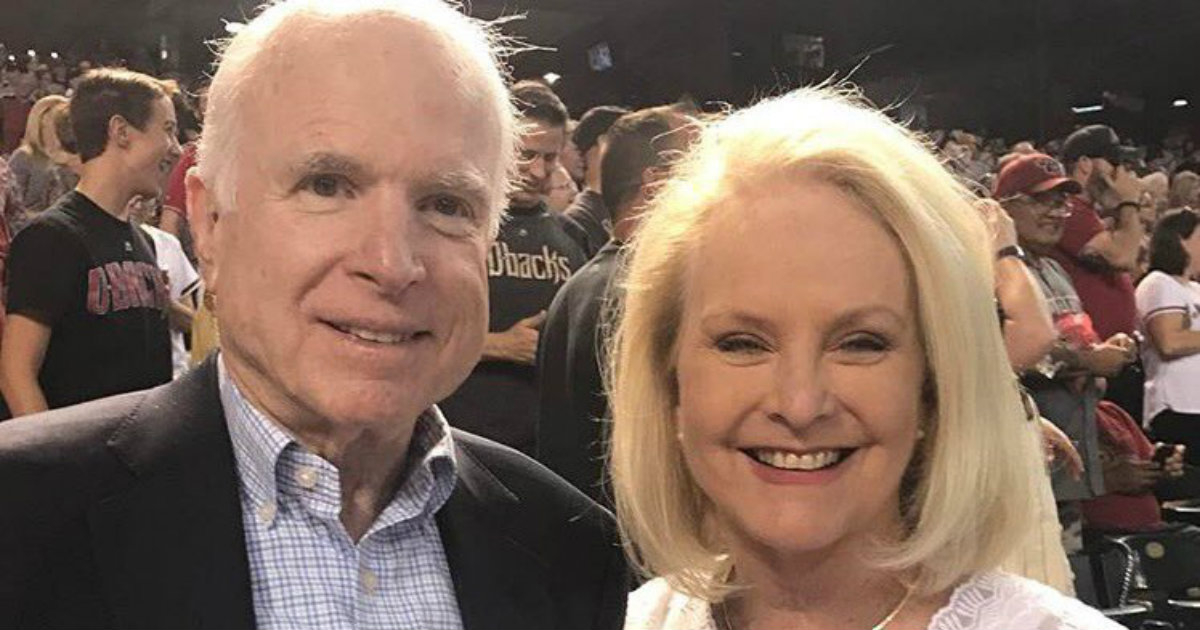 John McCain y su esposa Cindy, en una imagen de archivo. © John McCain / Twitter