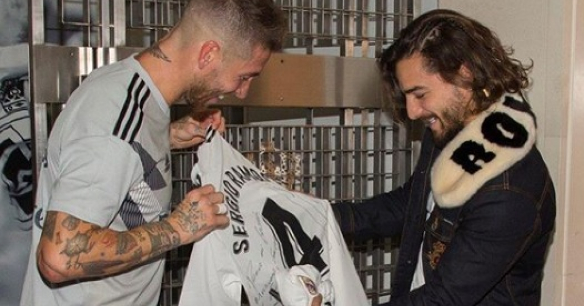 Sergio Ramos le entrega una camiseta firmada a Maluma en el Santiago Bernabéu © Instagram / Maluma