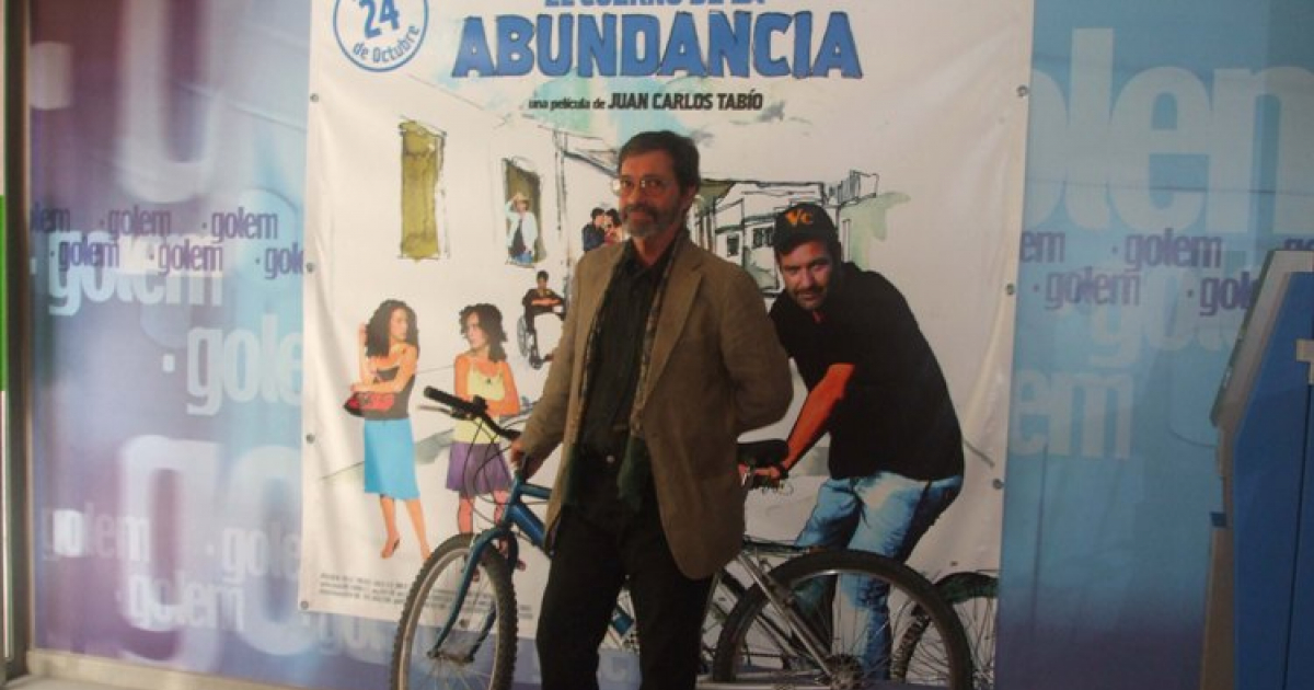 Juan Carlos Tabío delante de un cartel de "El cuerno de la abundancia" © www.televisionalternativa.wordpress.com