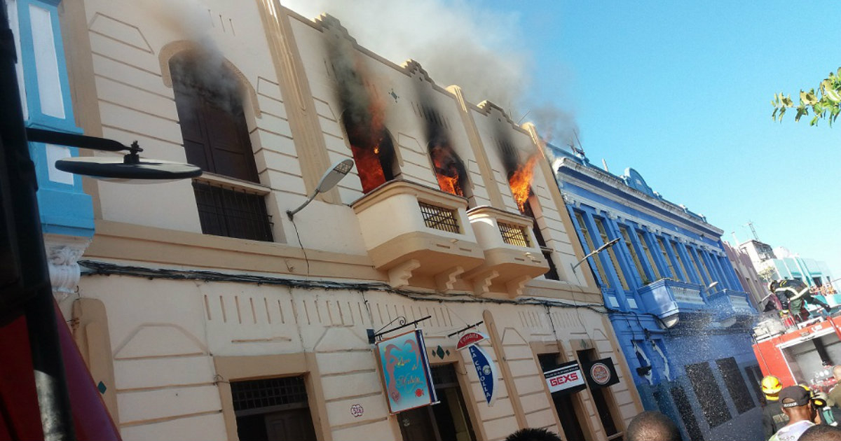 Edificio en llamas, en Santiago de Cuba. © Sunell Guerrero Peña / Facebook