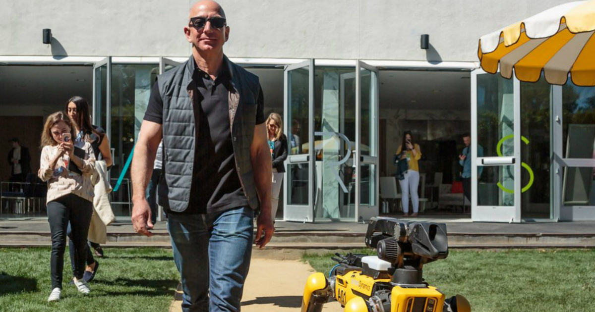 Jeff Bezos camina junto a un perro-robot. © Jeff Bezos / Twitter