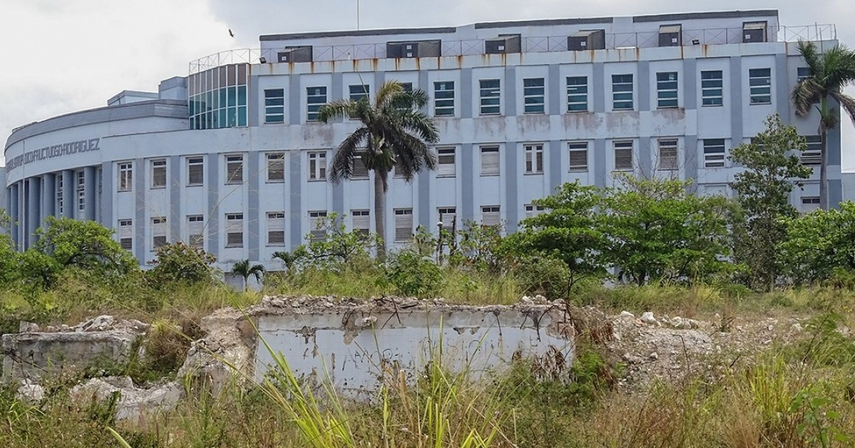 Terreno abandonado del antiguo hospital ¨Pedro Borrás¨. Al fondo, Hospital Ortopédico. © CiberCuba