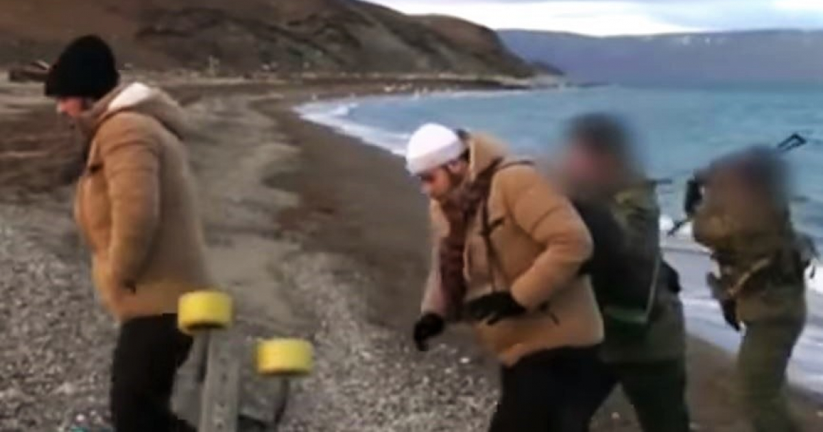 Cubanos que intentaron llegar a Alaska © Youtube Screenshot / РЕН ТВ. Новости
