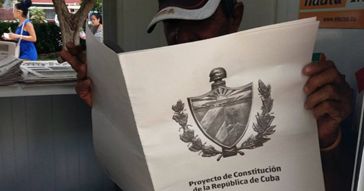 Un cubano, leyendo el proyecto de reforma de la Constitución cubana. © Cubahora.