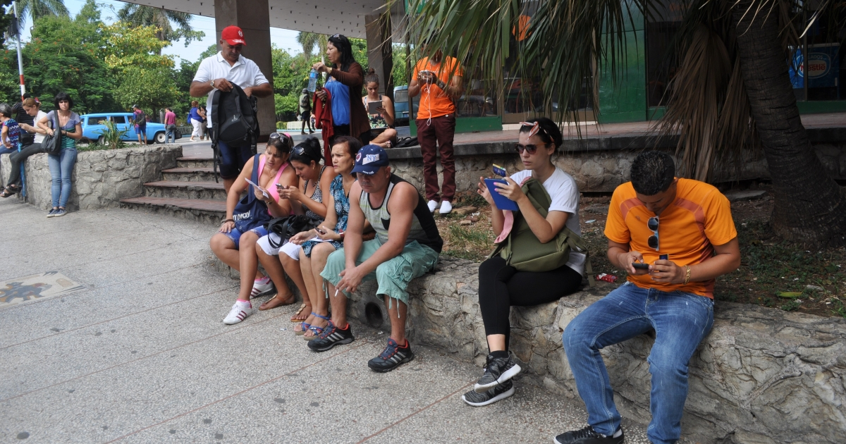 Cubanos usando sus celulares. © CiberCuba
