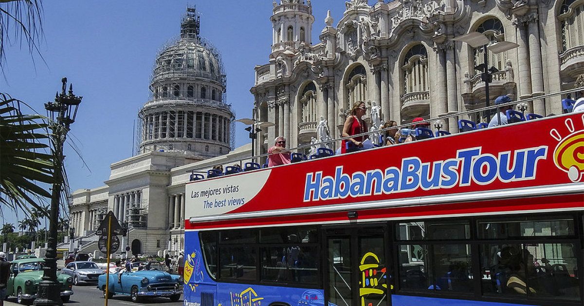 Turistas visitan los aledaños del Capitolio en La Habana © CiberCuba