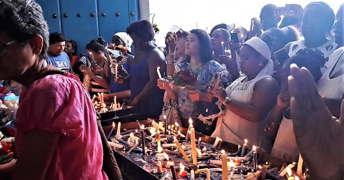 Los cubanos depositan velas ante el altar de la Virgen © Facebook/ Gilda Núñez