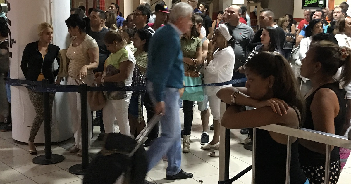 Cubanos en el aeropuerto © CiberCuba