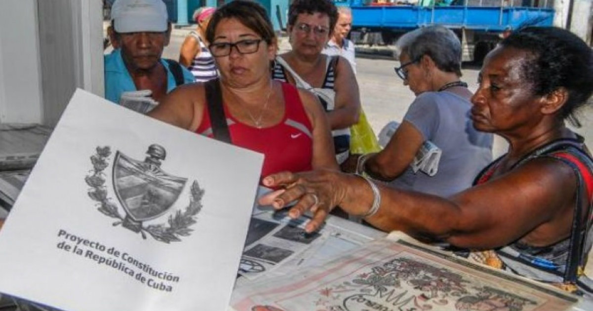 Cubanos compran el folleto del Proyecto de Constitución © Cubasi