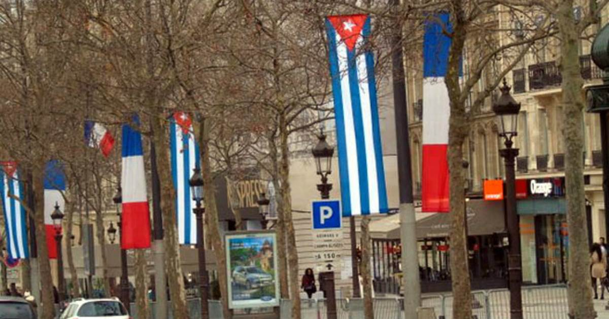 Banderas cubanas en Francia durante la visita de Raúl Castro © Wikimedia