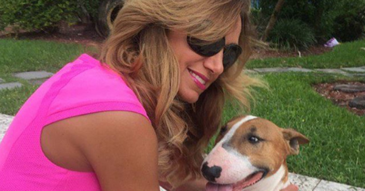 Lili Estefan junto a su perrito Jalapeño © Instagram / Lili Estefan