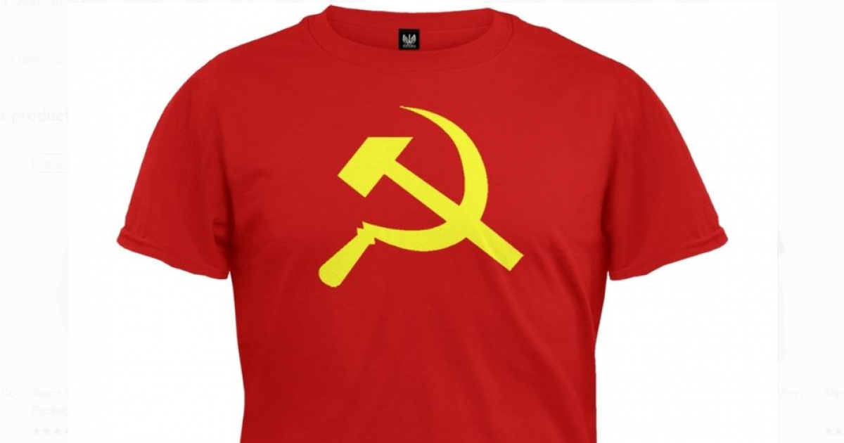 Camiseta con el símbolo soviético de la hoz y el martillo © Walmart