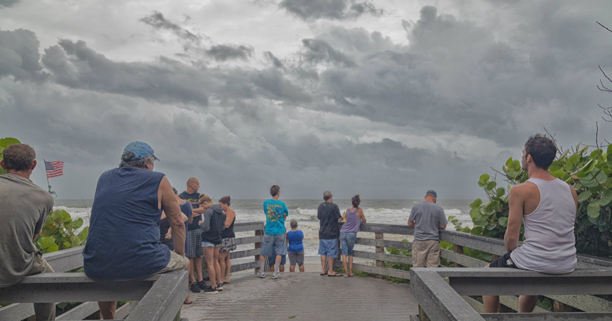 Residentes de la Florida contemplan el mal tiempo causado por Irma © Flickr / Michael Seeley