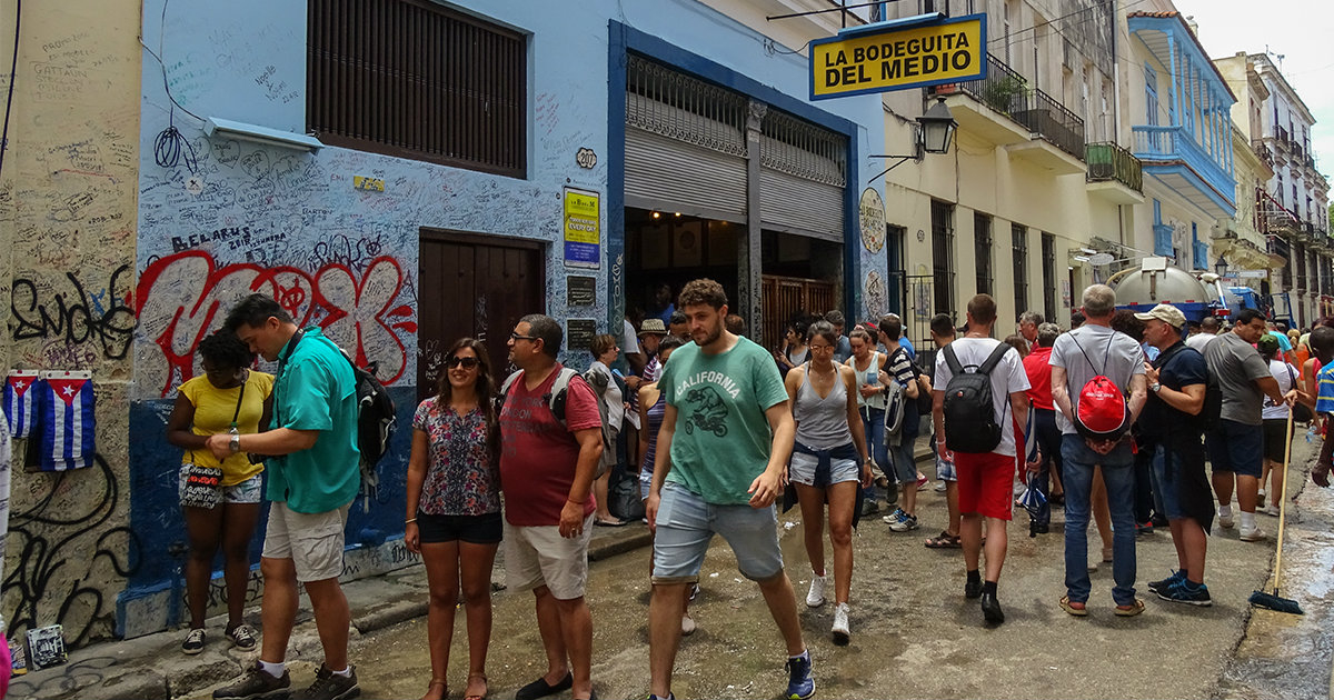 Turistas en la inmediaciones de la Bodeguita del Medio, en La Habana © CiberCuba