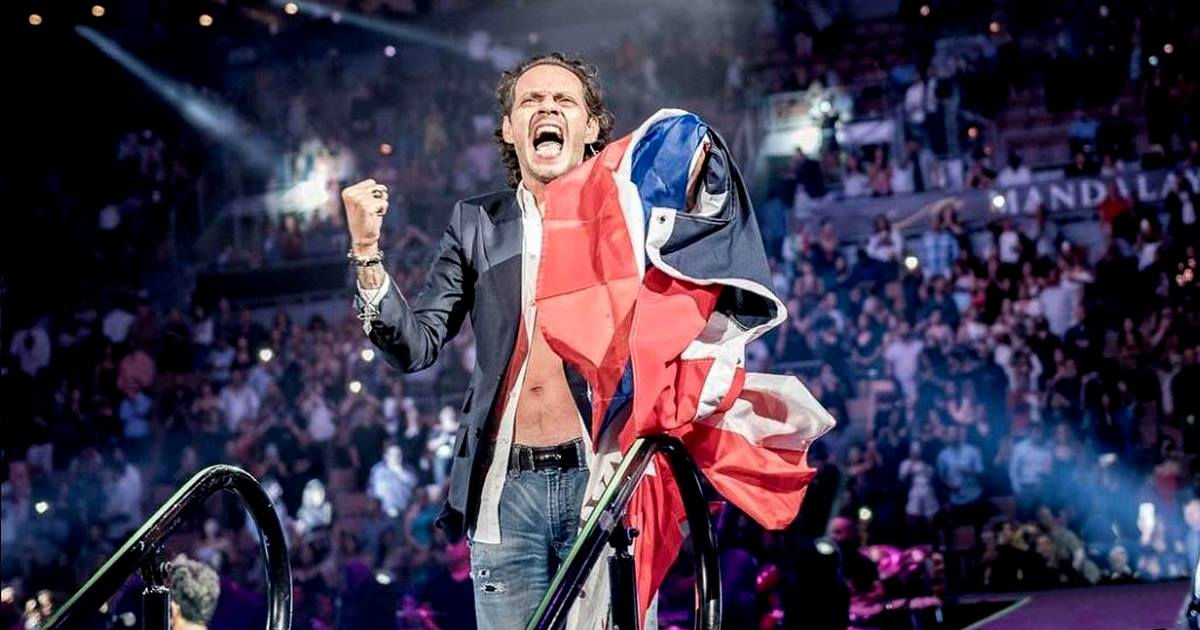 Marc Anthony en el escenario con una bandera puertorriqueña © Instagram / Marc Anthony