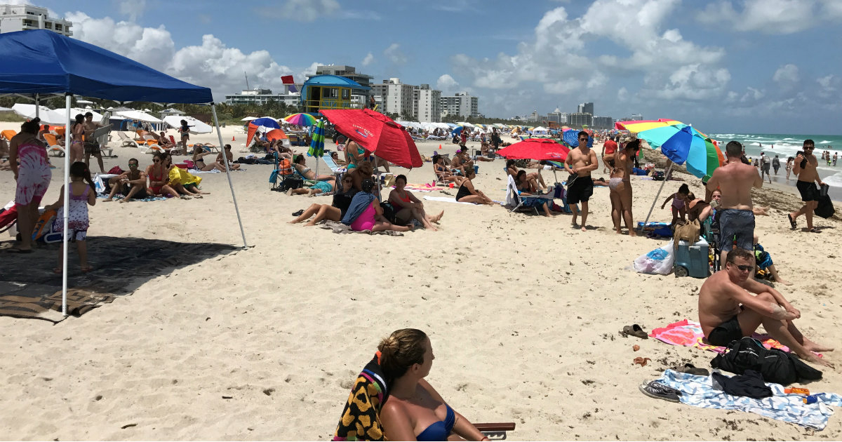 Turistas se broncean en una playa de la Florida © CiberCuba