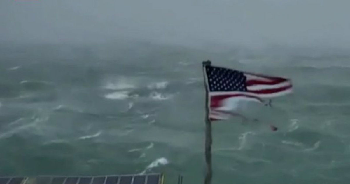 Bandera de Estados Unidos ondea en medio de una tormenta © YouTube/Screenshot