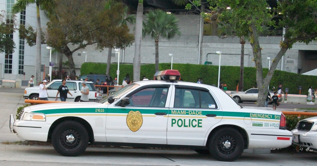 Carro policía de Miami-Dade © Wikimedia commons.