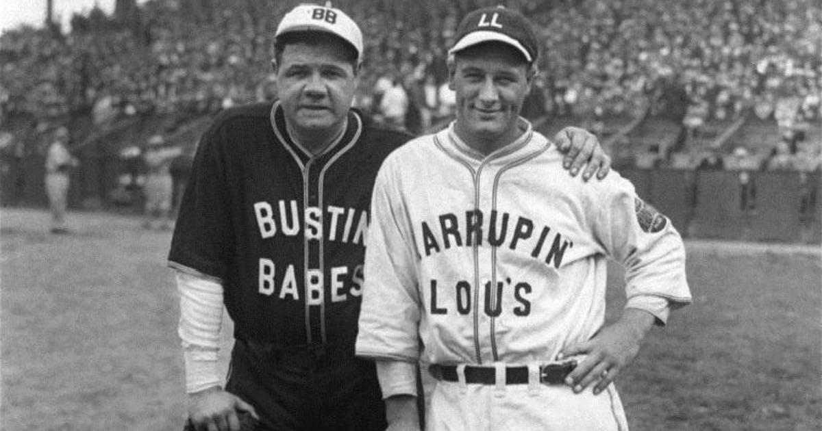Ruth (a la izquierda) junto al inmenso Lou Gehrig. © BabeRuthMuseum/Twitter.