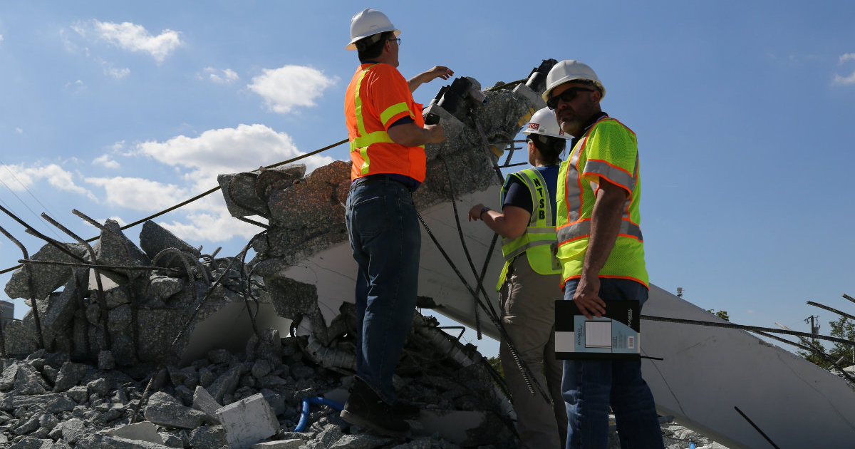 Inspectores de la Junta Nacional de Seguridad trabajan sobre los escombros del puente de la FIU © Flickr / National Transportation Safety Board