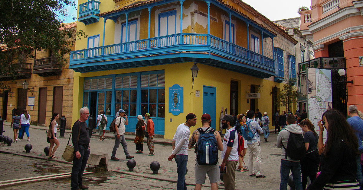 Turistas en Obispo y Mercaderes © CiberCuba