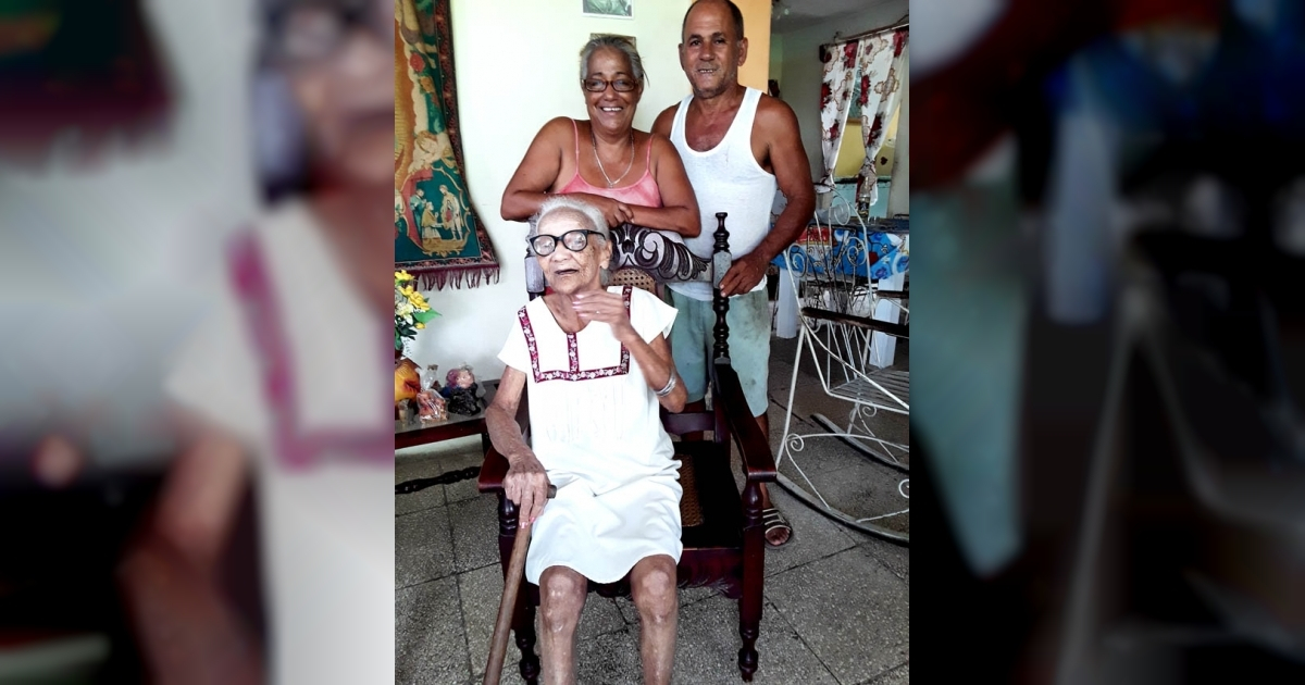 Juana Frómeta (sentada) acaba de celebrar sus 103 años. © Sierra Maestra.