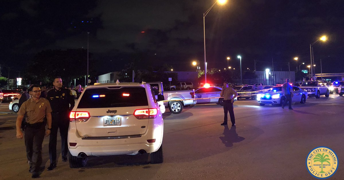 Policías de Miami acordonan el área del tiroteo cerca del aeropuerto internacional © Twitter / @MiamiPD