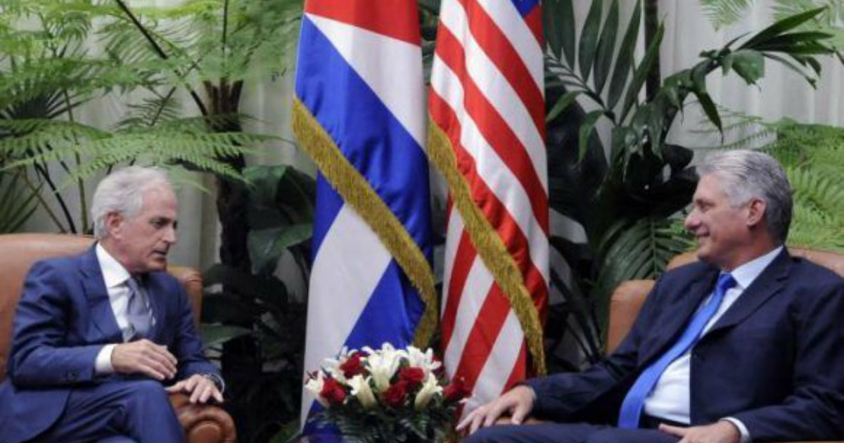 El senador Bob Corker dialoga con el presidente Miguel Díaz-Canel © Estudios Revolución