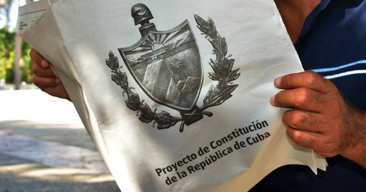 Una persona lee el proyecto de la nueva Constitución © Facebook/Asamblea Nacional Cuba