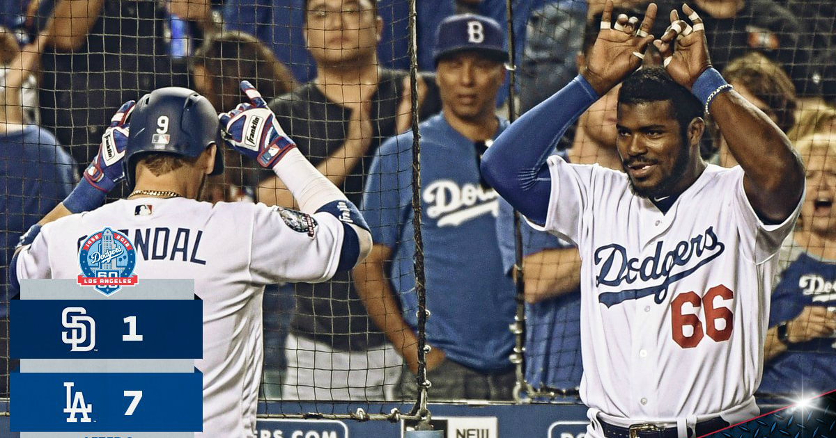 Grandal es recibido en home plate por su compatriota Yasiel Puig. © LA Dodgers/Twitter.