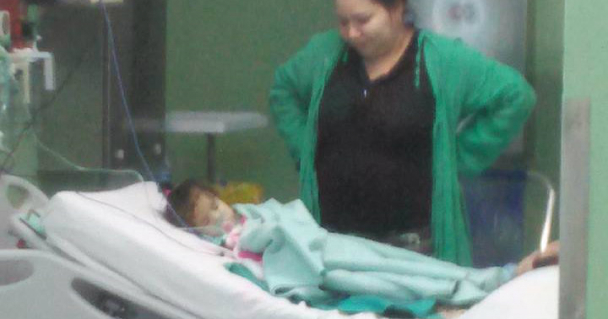 La pequeña Maya Ledesma ingresada en el hospital © Facebook / Jimmi Andy FabeloLeiva