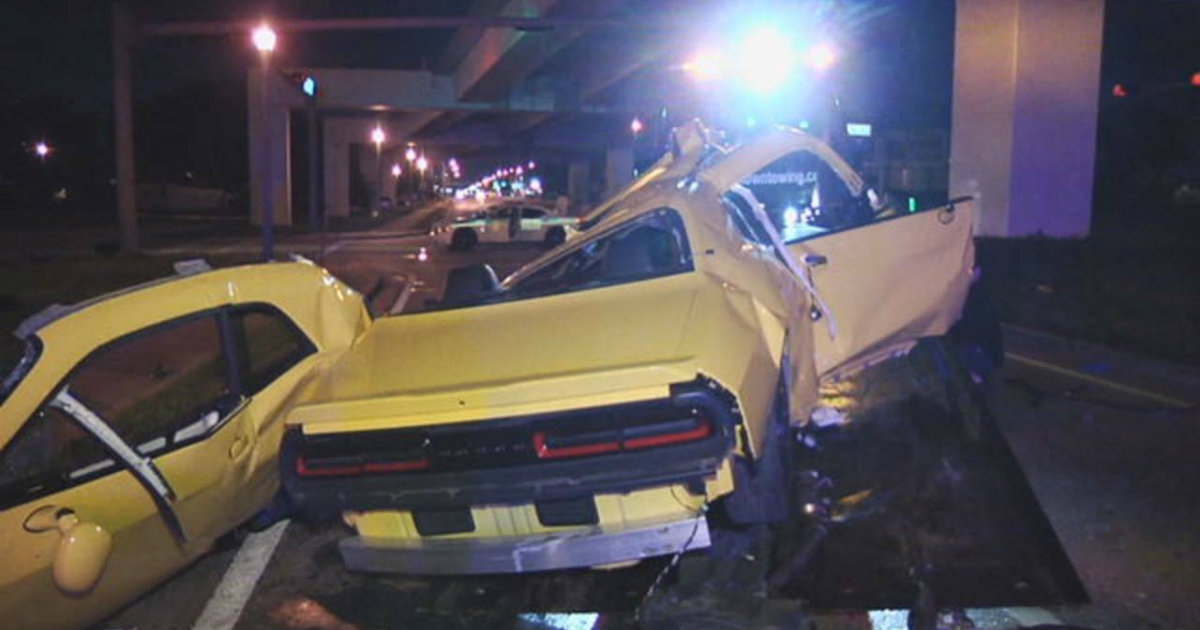 El auto amarillo momentos después de colisionar contra la columna en Miami © Local 10